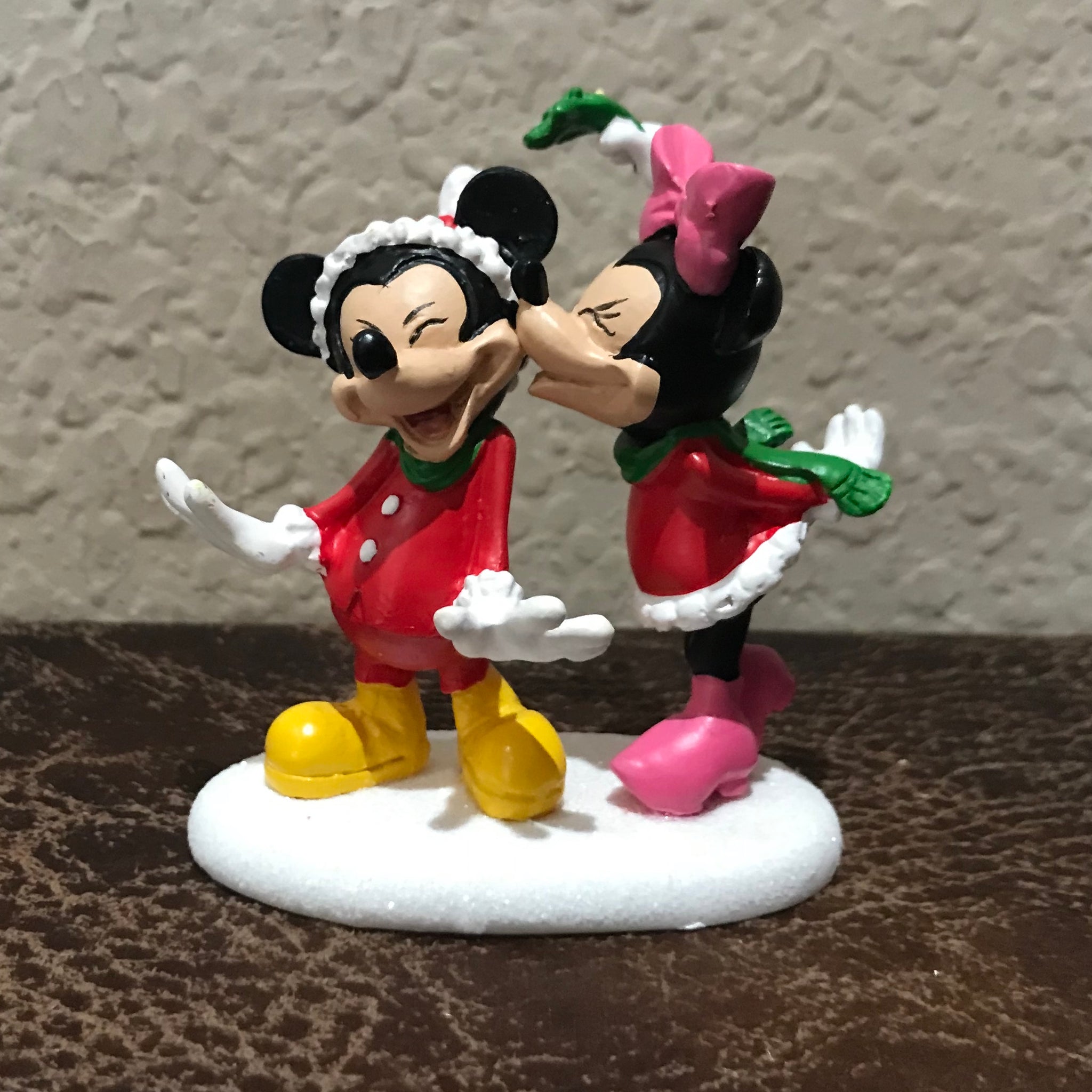 Disney Department 56 Mickey Minnie Mouse Kiss Christmas Village